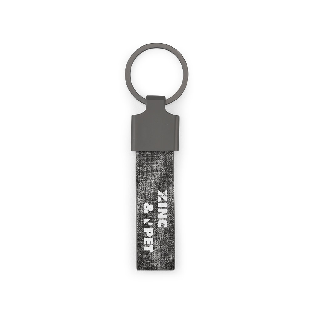 RAVEN. Rectangular-shaped keyring made of metal and recycled pet (30% recycled)