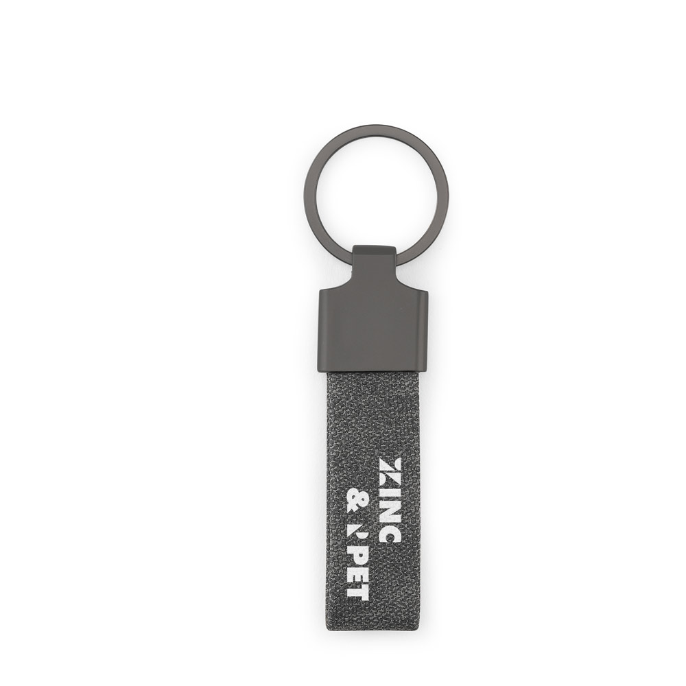 RAVEN. Rectangular-shaped keyring made of metal and recycled pet (30% recycled)