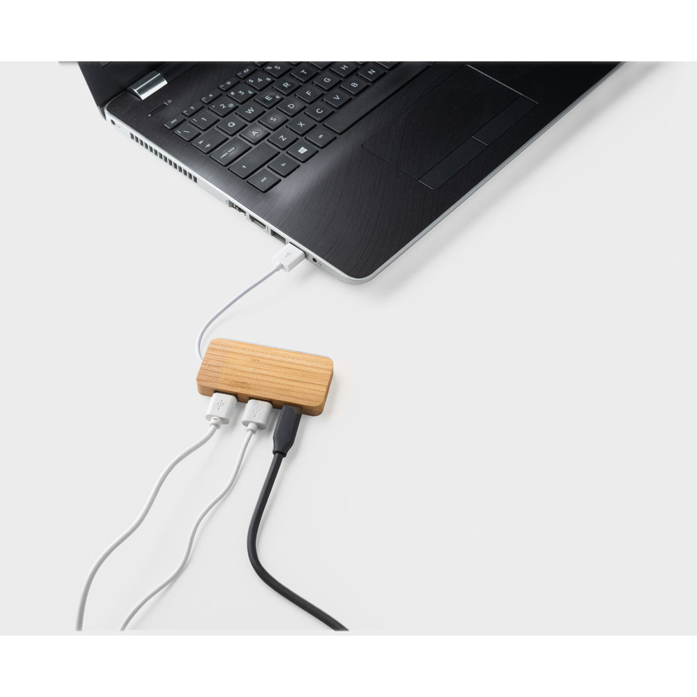 MOSER. HUB with 2 USB-A and 1 USB-C ports in bamboo