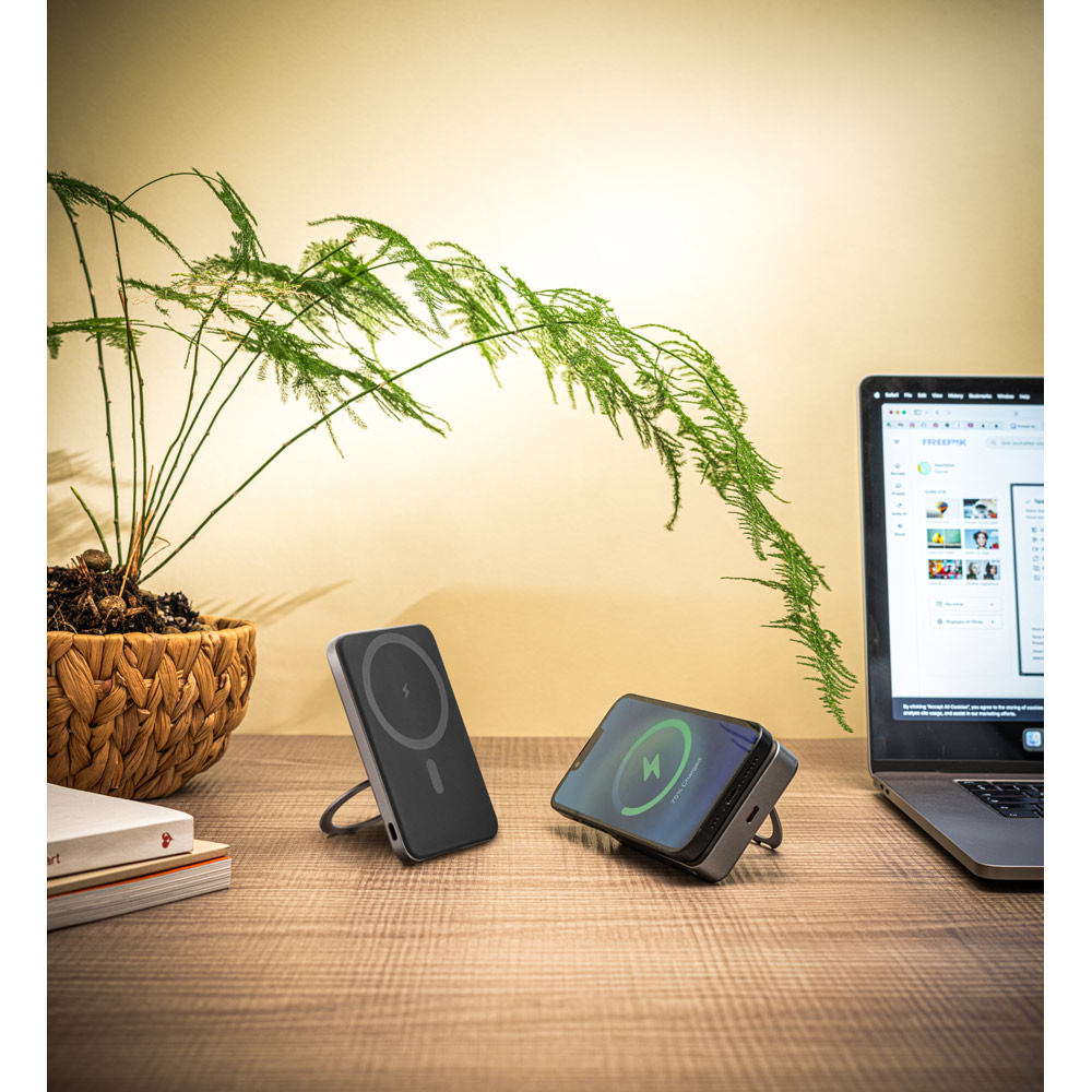 WARSHEL 5. 5'000 mAh magnetic power bank with 15W superfast wireless charger in recycled ABS (100% rABS) with stand